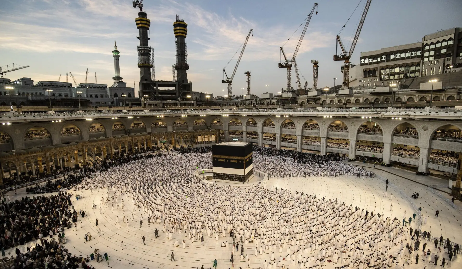 Mescid-i Haram’da Kâbe’yi tavaf eden umreciler