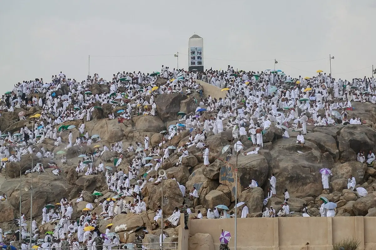 Arafat’ta Rahmet Dağı ve ziyaretçiler
