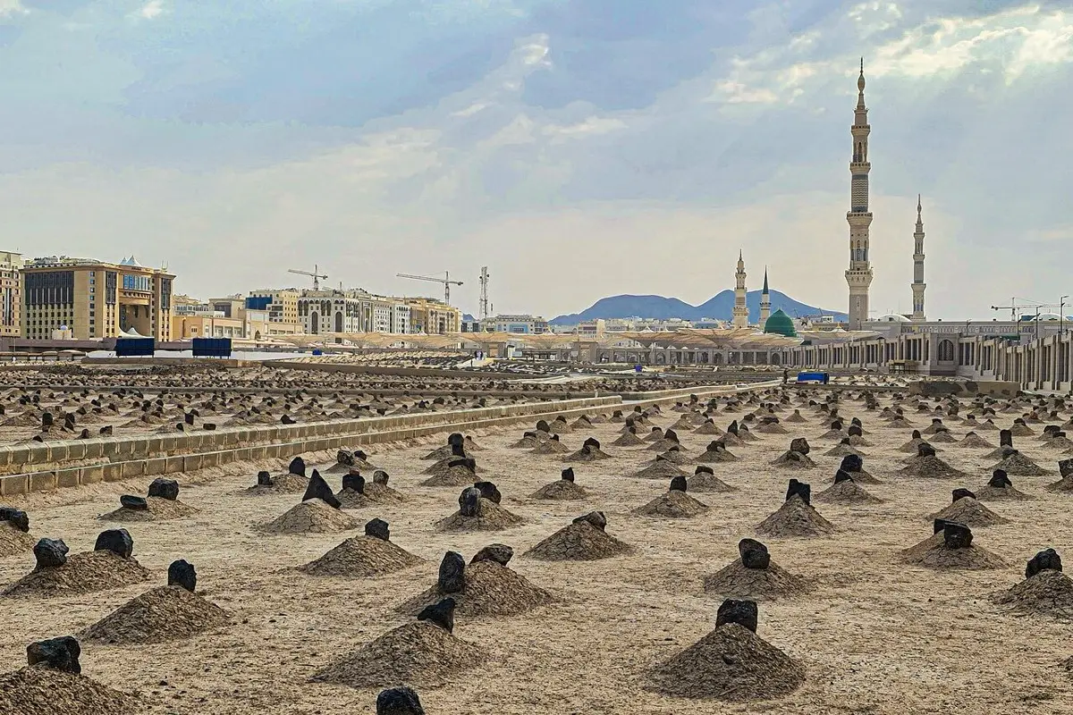 Cennetü’l-Bakî Kabristanı, arkada Mescid-i Nebevî’nin minareleri